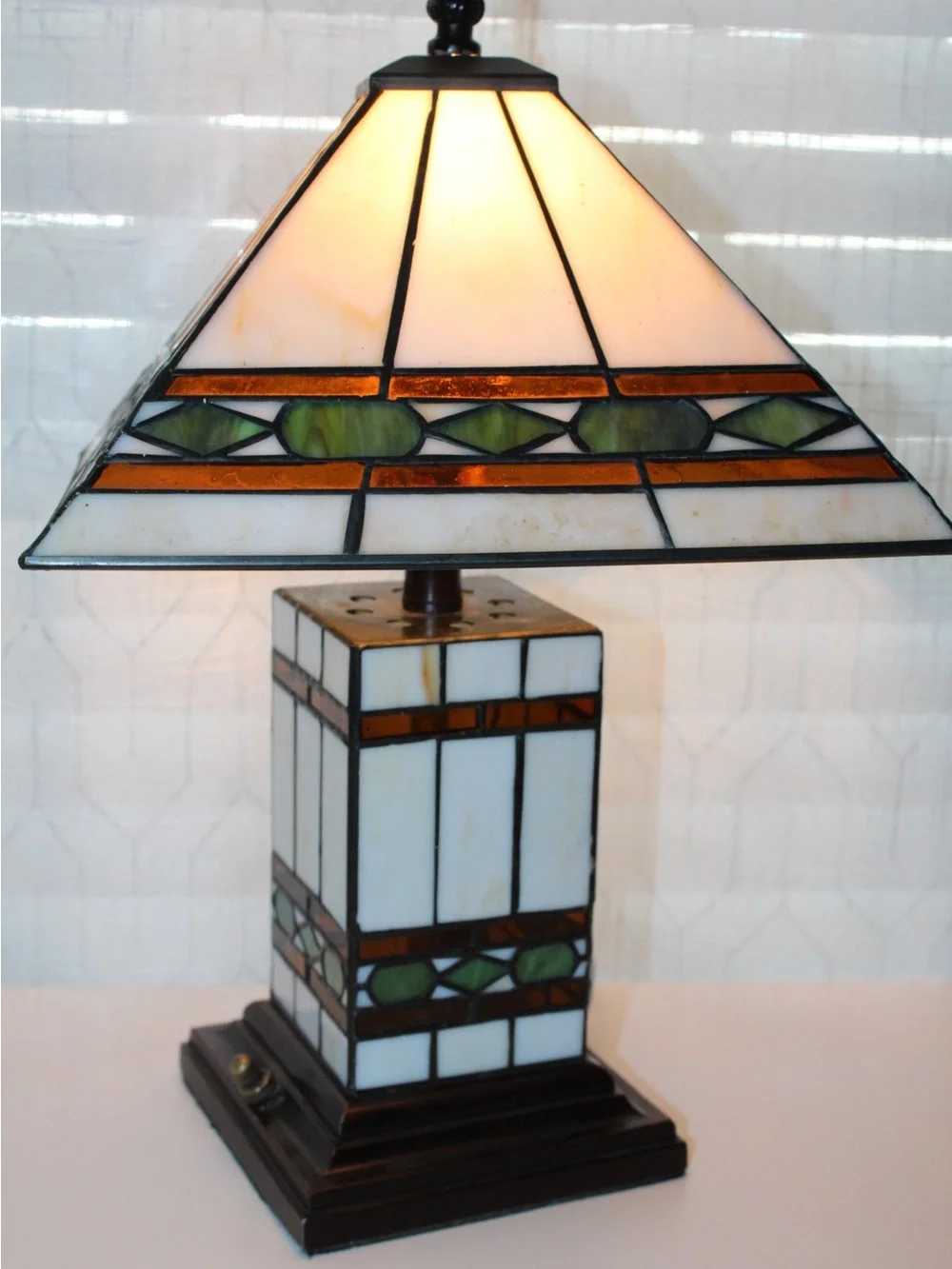 Tiffany-style Stained Glass Table Lamp in White, Green & Amber - Picture 8 of 10